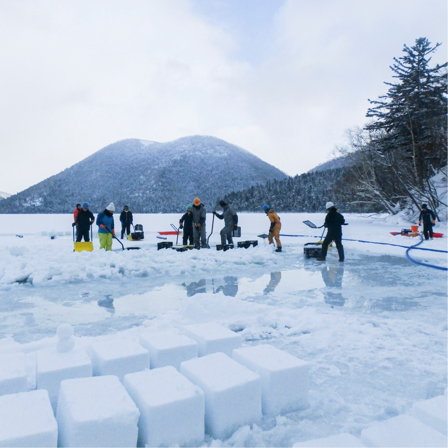 雪のブロックを作っている光景