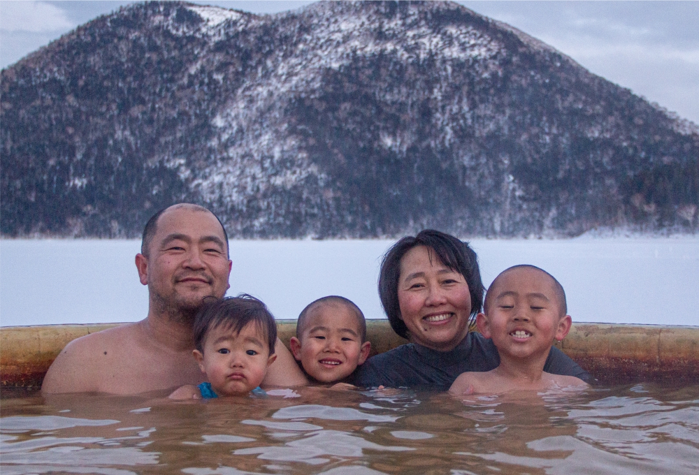 家族で氷上露天風呂に入っている写真