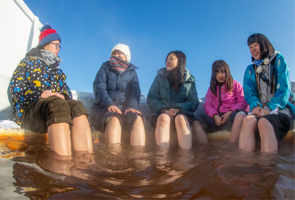 氷上足湯を利用しているグループ