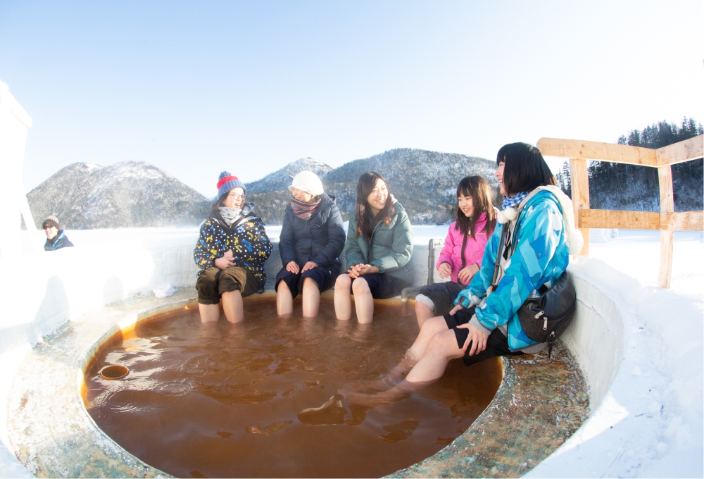 氷上足湯を利用しているグループ